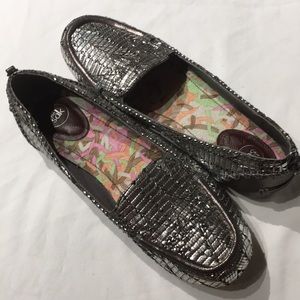 The SAK shiny metallic silver loafers size 9.5 EUC